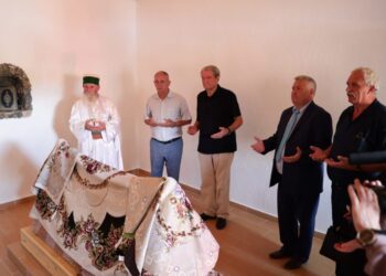 Nuk është shaka! Berisha lutet para varrit të dervishit: Na shpëto nga mallkimi i Ramës dhe Beogradit!