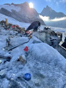 Ishte rrëzuar 50 vjet më parë/ Shkrirja e akullnajave zbulon rrënojat e një avion, çfarë u gjet brenda tij