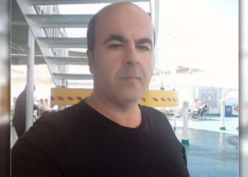 Kërkoi ta vriste/ 50-vjeçari i hedh acid ish-bashkëshortes pas mosmarrëveshjeve financiare, i shkon për vizitë në spital, zbulohet nga policia