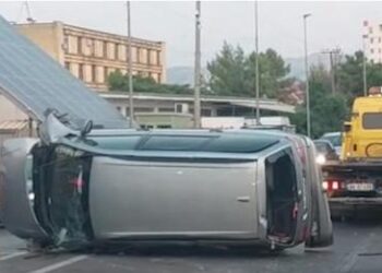 Aksident i rëndë në Shkodër/ Makina përplaset me murin dhe kthehet përmbys në mes të rrugës