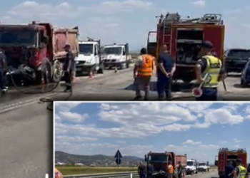Më shumë se 2 orë përpjekje, “Benzi” nxirret nga “kthetrat” e kamionit: Ja çfarë mbeti nga aksidenti tragjik ku vdiq 27-vjeçari