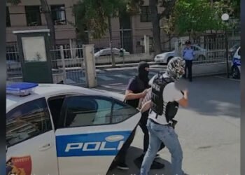 Zbrazën kasafortat në dy banesa/ Arrestohet i riu në Tiranë, në kërkim bashkëpunëtori i tij. Dyshohen për vjedhje të tjera