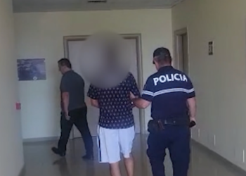 ‘Çmendet’ i riu në Sarandë, rreh ish-të dashurën dhe kundërshton gjatë shoqërimit policinë