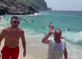Bukë me vete në plazh? Gazetari shqiptar tregon për pushimet në Turqi: Këtu “Mihali” sillet si ëngjëll me pushuesit