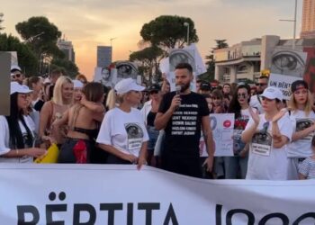 FOTO: Protesta në kryeqytet për të miturën e Prishtinës ‘bën bashkë’ Borën dhe Beatrix!