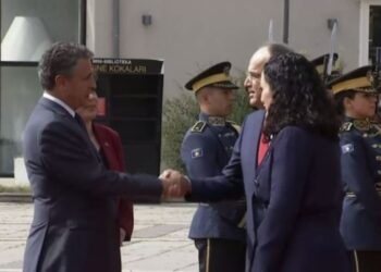 VIDEO NGA PRISHTINA / Begaj nis vizitën e parë si President, ja ceremonia e pritjes
