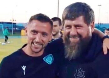 Futbollisti shqiptar shfaqet krah liderit çeçen, ‘masakrohet’ në rrjetet sociale. Vjen reagimi i tij!