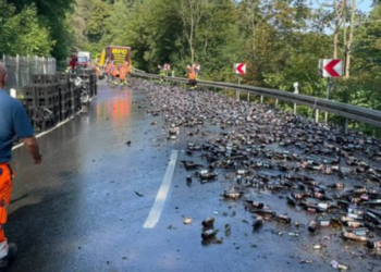 Rrëshqitën në kthesë/ Kamioni humbet 370 arka birre në autostradë