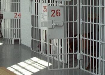 “Nuk e duroj dot më të dashurën e babait, më ktheni në burg”/ 40-vjeçari çudit me kërkesën për policinë pasi e lanë në arrest shtëpie