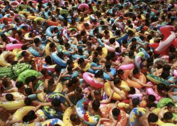 VIDEO e pabesueshme! Mijëra kinezë futen në pishinë për t’u larë, zyrtari: Kjo është situatë normale!