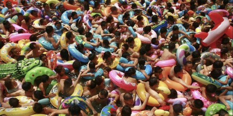 VIDEO e pabesueshme! Mijëra kinezë futen në pishinë për t'u larë, zyrtari: Kjo është situatë normale!