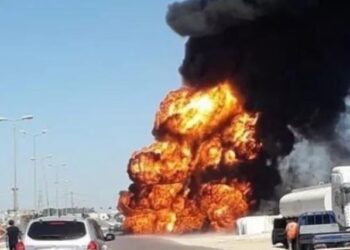 Ngjarje tragjike/ Shpërthen në flakë cisterna plot me karburant, kalimtarët vrapojnë të mbushin karburant: 6 të vdekur e 70 të plagosu