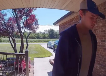 VIDEO/ Tragjike: Tentoi të hynte me dhunë në banesë, babai vret me armë ish-të dashurin e të bijës. Ja pamjet