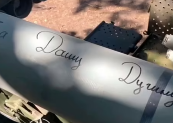 VIDEO+FOTO/ “Për Darya Dugina”. Rusët hakmerren për vajzën e ‘trurit’ të Putinit, mesazh në predhat dhe granatat ndaj ukrainasve