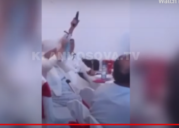 VIDEO/ E moshuara e “djeg” në dasmën e nipit: Nxjerr armën dhe gjuan 13 herë në ajër brenda lokalit