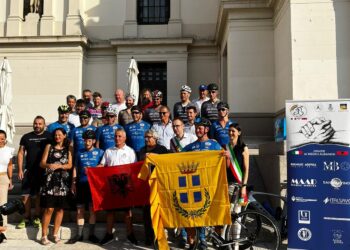 FOTOT/ Miqtë e De Biazit, homazh për mjekët që luftuan me koronavirusin: Nga Italia në Tiranë me biçikletë