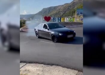Reklamimi në rrjetet sociale e nxori zbuluar/ Bëri drift me makinë, shoferi gjobitet me 100 mijë lekë
