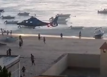 VIDEO/ E pazakontë dhe e rrezikshme: Pushuesit tentojnë të vjedhin drogën në gomonen e trafikantëve, policia i shpërndan me helikopter