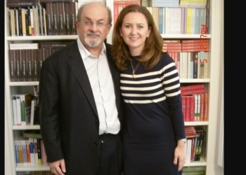 Botuesja që solli në shqip vargjet satanike të shkrimtarit që u plagos me thikë në New York: Jam kërcënuar me e-mail