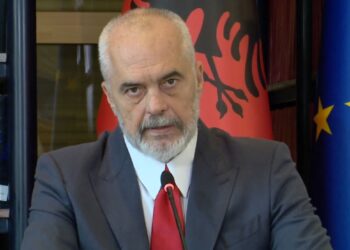 “Edhe 300 helikopterë të kesh prapë…”/ Situata e zjarreve, Rama kritika bashkisë së Durrësit: Është e rëndë të na i kalojë Berati dhe Fieri