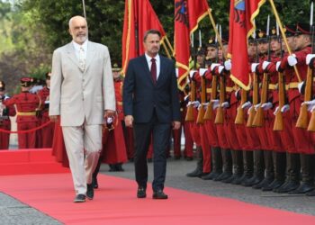 VIDEO/ Mbërrin në Tiranë kryeministri i Luksemburgut, pritet me ceremoni shtetërore nga Rama