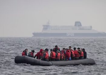 Mediat britanike: Bandat shqiptare po kontrollojnë trafikun e emigrantëve drejt Anglisë