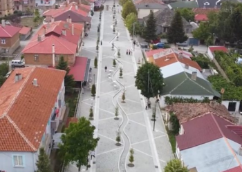 Shëtitore me gurë e ndarë nga vijë ujore që gjarpëron përmes saj nga ujëvarat e Gramozit/ Rama e nis ditën me VIDEO nga qyteti i Ersekës