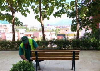 Vijojnë investimet në infrastrukturë, lagjet tek  “Kopshti Botanik” tashmë me stola për banorët