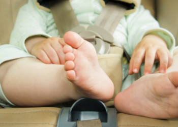 Tragjike/ Prindërit e harruan në makinë për orë të tëra, foshnja tre muajshe ndërron jetë nga ataku kardiak