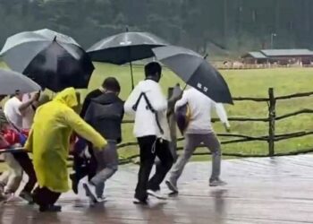 Tragjike/ Po pozonte për fotot e dasmës, dhëndri goditet nga rrufeja dhe vdes në vend. Festa kthehet në mort