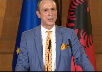 “Nxirri nga errësira, po gëlojnë”/ Fidel Ylli thirrje Ramës: Hapi kompanitë e basteve. Luizën e dërguam në Kenya për…