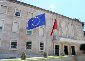 Zyrtare/ Flamuri i BE-së vendoset përkrah atij shqiptar në të gjitha institucionet publike