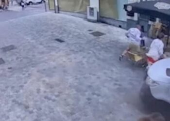 FOTOT/ Prag-tragjedie, furgoni futet me shpejtësi në një kafene, 6 të plagosur