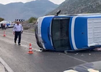 Vermosh/ Aksidentohet minibusi me 20 pasagjerë, ka të lënduar