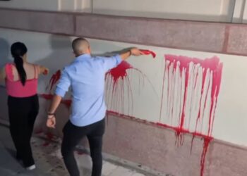 “Ky është gjaku që ka shkaktuar Qeveria”/ Protestuesit lyejnë me bojë të kuqe murin e Ministrisë së Brendshme