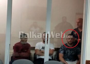 “Po të pashë përjashta atë telefon do ta fus në…”/ Incident në gjyqin e tre të rinjve që u arrestuan pas dhunimit të një 16-vjeçareje