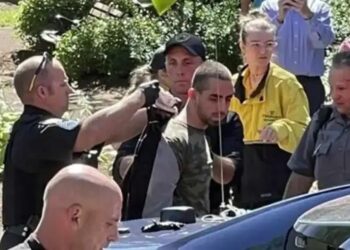 FOTO/ Momenti i arrestimit, ky është 24-vjeçari që sulmoi me thikë shkrimtarin Selman Rushdie