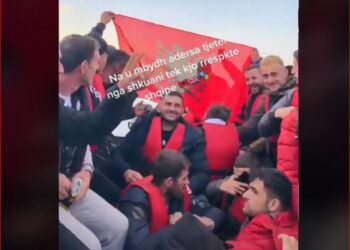 FOTOT/ Britania në alarm për kalimin e La Manshit nga emigrantët me gomone, publikohet raporti sekret i ushtrisë, oficerë shqiptarë do vendosen në Dover