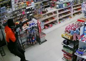 VIDEO/ “Aksion” si në filma: Grabitësi i drejton armën, 80 vjeçari e qëllon me shotgan dhe e plagos