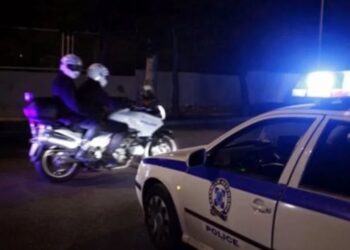 I mituri shqiptar në Greqi përplas makinën e policisë. Pas kapjes zbulohet droga. Në pranga edhe një burrë e një grua