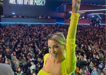FOTOT/ Dua Lipa? Jo! Eshtë gruaja e politikanit shqiptar ajo që ndez festivalin. Me simbolin e tre gishtave lart madje…!