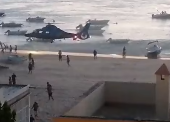 VIDEO/ Varka me kanabis përplaset në breg, njerëzit sulen për të vjedhur drogën. Policia i largon me helikopter