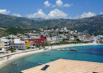 Po kthejnë “reston”?! Nuk e lejoi të fuste miq në dhomë, pushuesi rreh pronarin e hotelit në Himarë, i thyen brinjët dhe e çan në trup