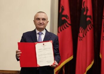 Presidenti Meta e sekretar Ylli ikën pa dekoruar dhe kafshët e pyllit
