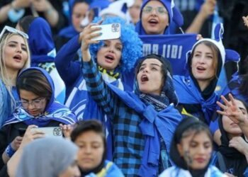 “Shkruhet” historia/ Për herë të parë pas 40 vitesh, vajzat në Iran lejohen të ndjekin ndeshjet në stadium