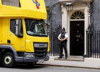 Mes krizës energjetike, Boris Johnson shijon pushimet e dyta