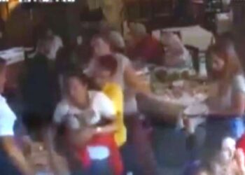 VIDEO / Kamarieri ‘hero’ në Tiranë shpëton klienten nga mbytja