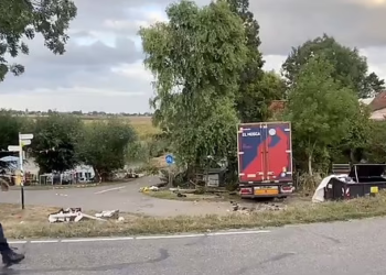 Kamioni hyn në mes të festës, tre persona humbin jetën, disa të plagosur