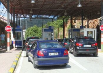 Fluks në Kapshticë, emigrantët shqiptarë kthehen për pushime