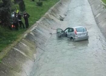 Ndodh në Tiranë/ Makina bie në lumin e Lanës, shoferi ia mbath nga vendngjarja, policia vihet në kërkim të tij